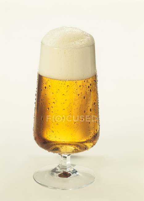 Cerveza fría con espuma - foto de stock