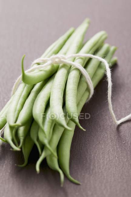 Frische grüne Bohnen im Bündel gebunden — Stockfoto