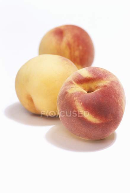 Три стиглі персики — стокове фото