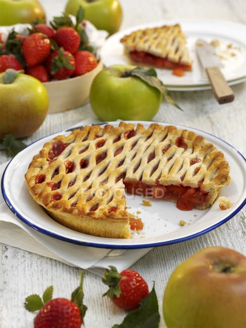 Erdbeer- und Apfelkuchen — Stockfoto