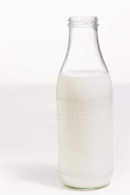 Botella pequeña de leche - foto de stock