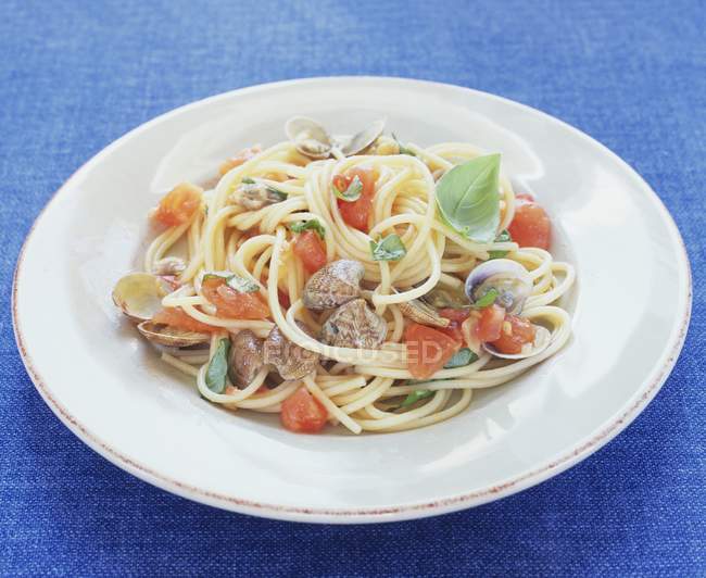 Espaguete com amêijoas e tomates — Fotografia de Stock