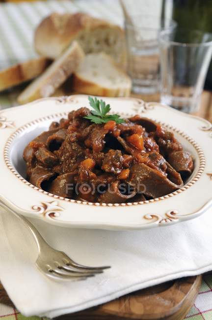 Schokolade Tagliatelle Pasta mit Wildschweinragout — Stockfoto