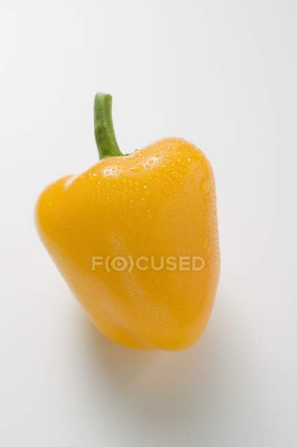 Poivron jaune avec gouttes d'eau — Photo de stock