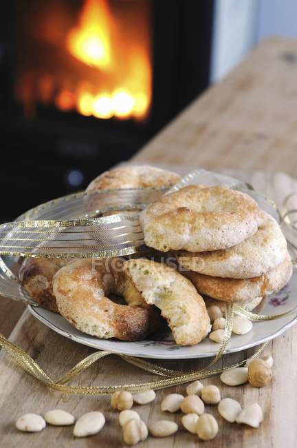 Biscotti alle mandorle su piatto — Foto stock