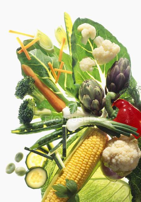 Stillleben mit verschiedenem Gemüse auf weißem Hintergrund — Stockfoto