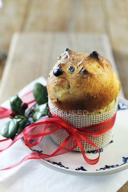 Closeup view of Panettone tied with ribbon on plate — Stock Photo