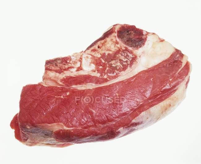 Кусок сырой говядины на кости — стоковое фото