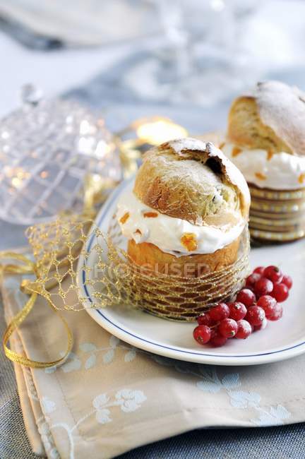 Panettone avec crème et fruits — Photo de stock