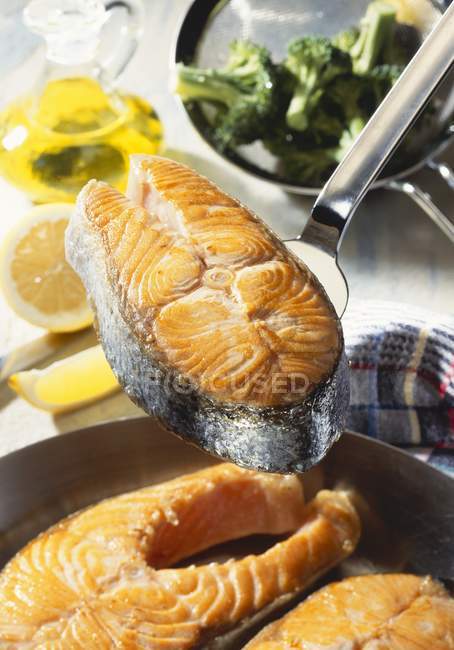 Filetes de salmón frito - foto de stock