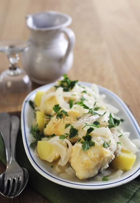 Bacalao com cebola e batatas — Fotografia de Stock