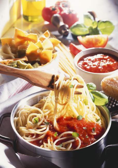 Pasta de espagueti con salsa de tomate y guisantes - foto de stock