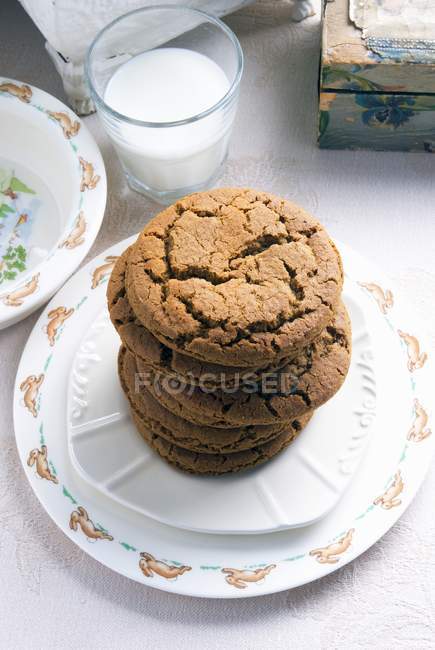 Pila de galletas de melaza - foto de stock