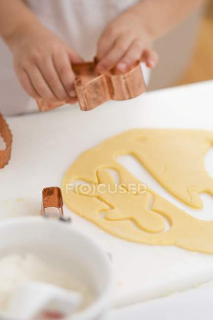 Крупним планом вид на дитину, що вирізає печиво — стокове фото