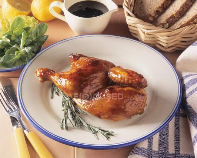 Pollo asado entero glaseado - foto de stock