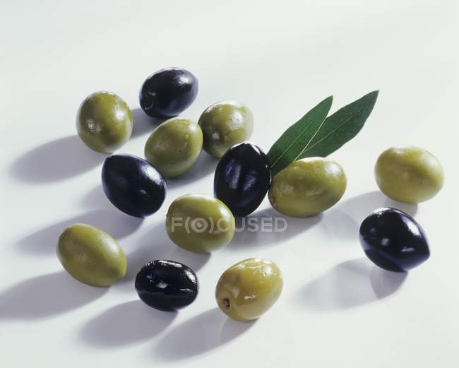 Azeitonas verdes e pretas — Fotografia de Stock
