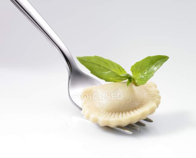 Pasta ravioli e foglie di basilico — Foto stock