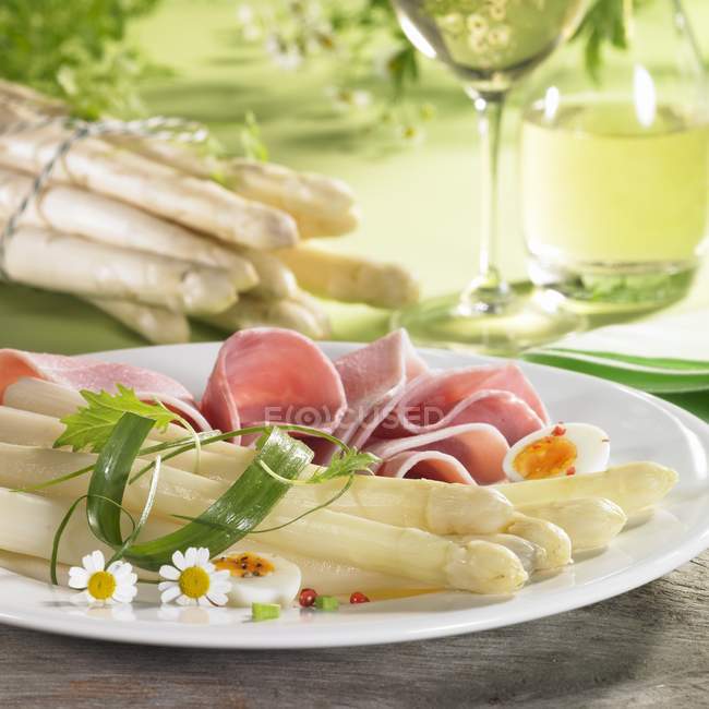Asparagus with ham and egg — Stock Photo