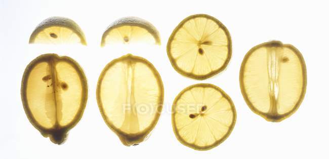Tranches et quartiers de citron — Photo de stock