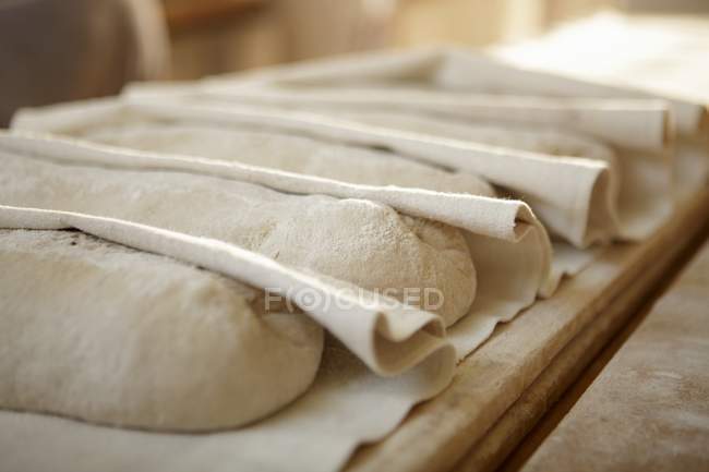 Невыпеченный хлеб на ткани — стоковое фото