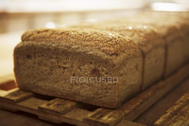 Panes de pan en escritorio de madera - foto de stock