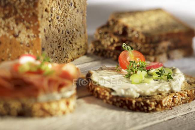 Fatias de pão integral — Fotografia de Stock