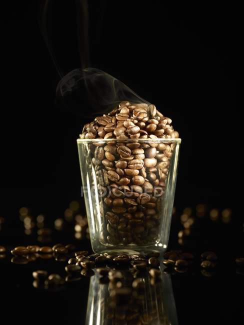 Verre de grains de café torréfiés — Photo de stock