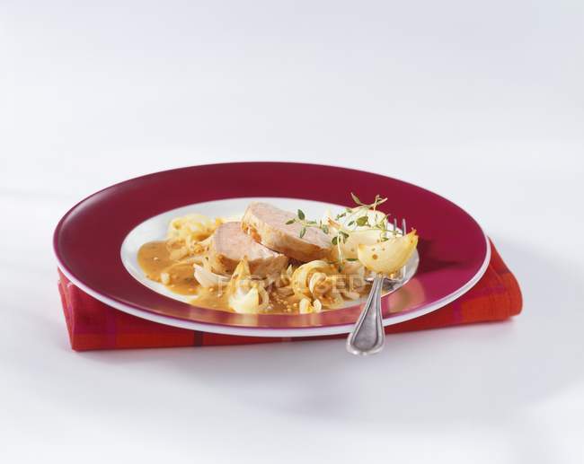 Filetto di maiale con salsa di cipolla e senape — Foto stock