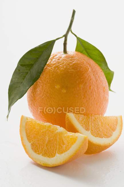 Naranja con tallo y hojas - foto de stock