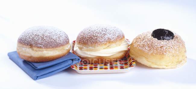 Tres rosquillas con gelatina - foto de stock