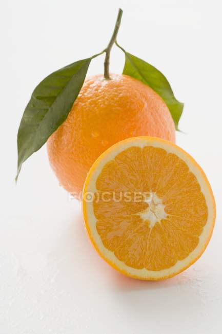 Orange avec tige et feuilles — Photo de stock
