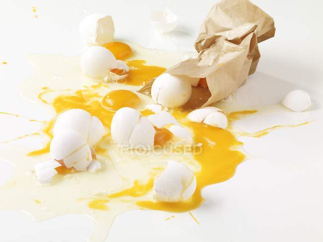 Разбитые яйца с мешком — стоковое фото
