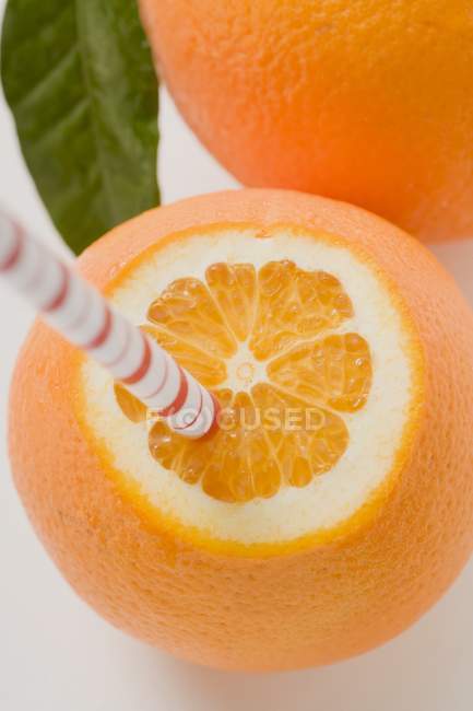 Fruta laranja com palha — Fotografia de Stock