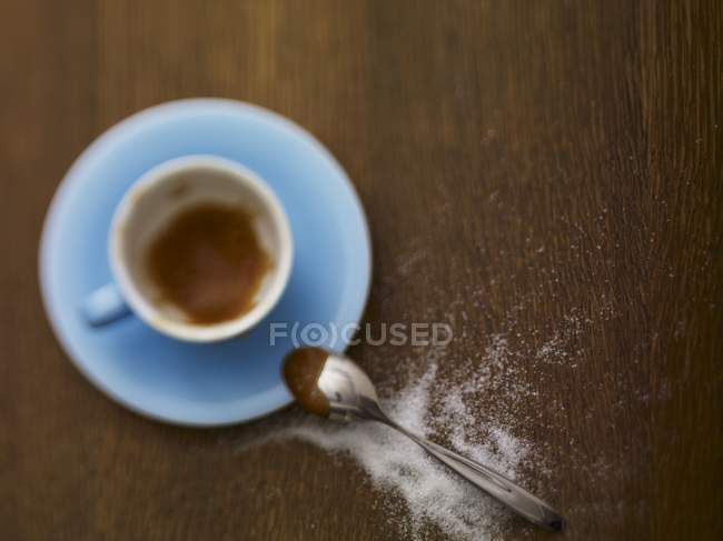 Taza de café expreso casi vacía - foto de stock