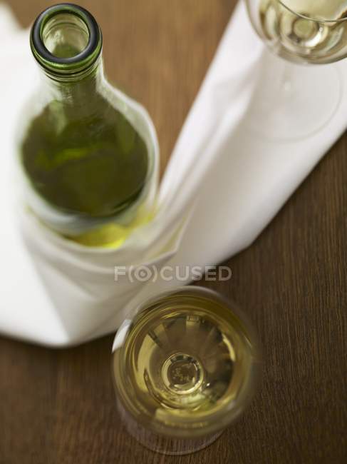 Botella de Riesling y copas de vino - foto de stock