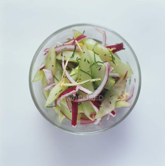 Салат з огірками з цибулею — стокове фото