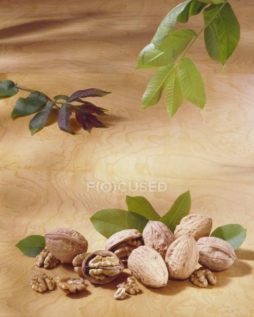 Орехи на деревянной поверхности — стоковое фото