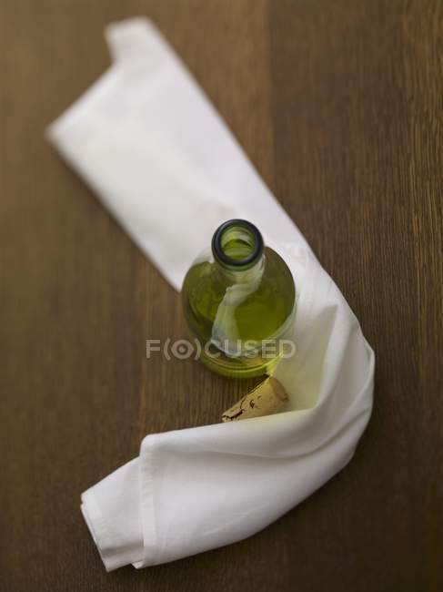 Elevated view of an open bottle of Riesling wine with white napkin — Stock Photo