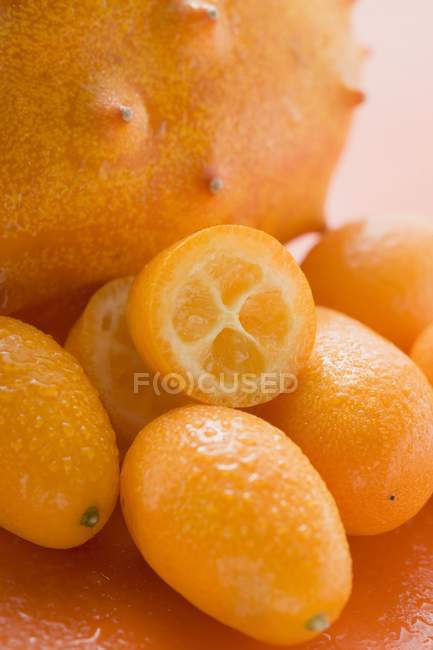 Kiwano maduro y kumquats - foto de stock