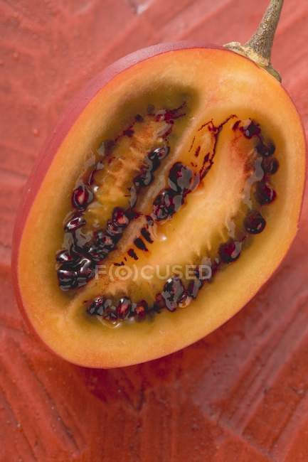 La moitié du tamarin frais — Photo de stock