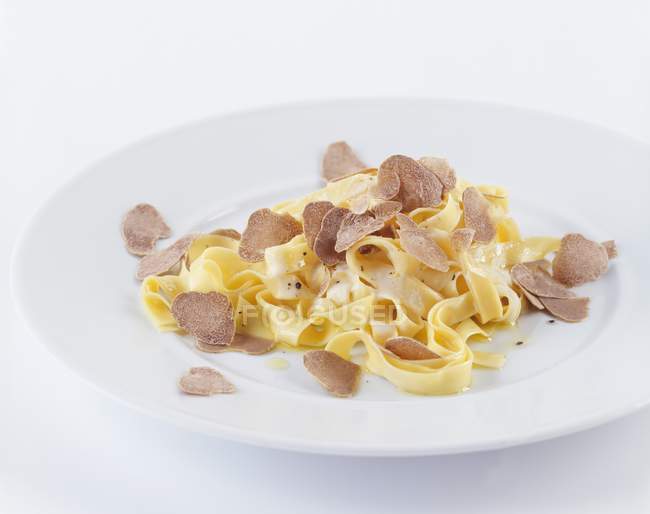 Tagliatelle pasta with black truffle slices — Stock Photo