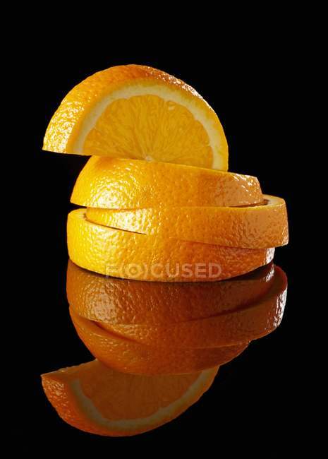 Пачка оранжевых ломтиков — стоковое фото