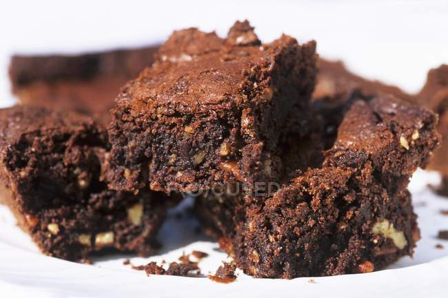 Brownies with nuts serving — Stock Photo