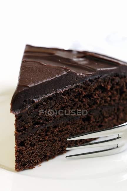 Pedazo de pastel de chocolate - foto de stock