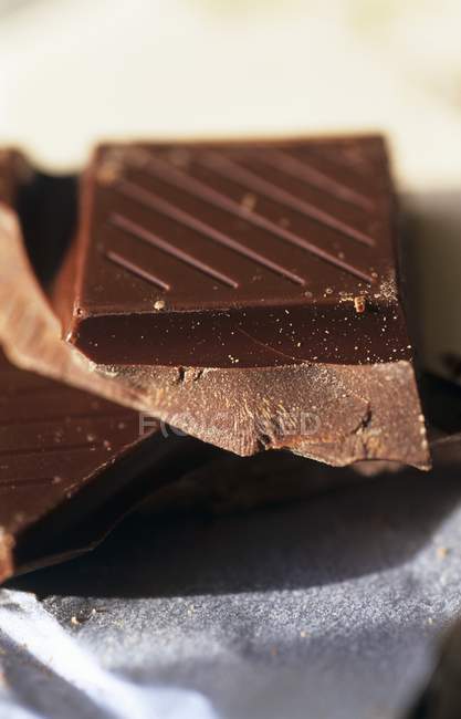 Morceaux empilés de chocolat — Photo de stock
