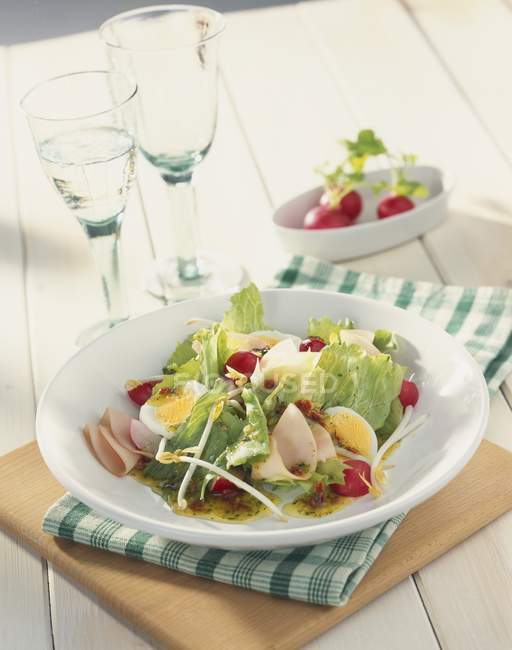Teller mit Salat auf Handtuch — Stockfoto
