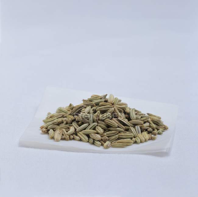 Куча семян фенхеля на салфетке — стоковое фото