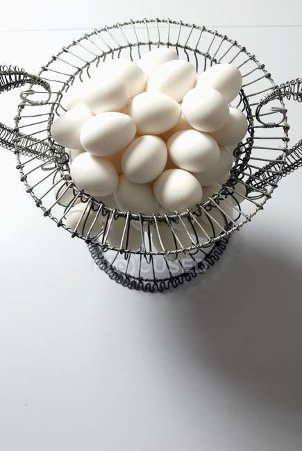 Органічні білі яйця — стокове фото