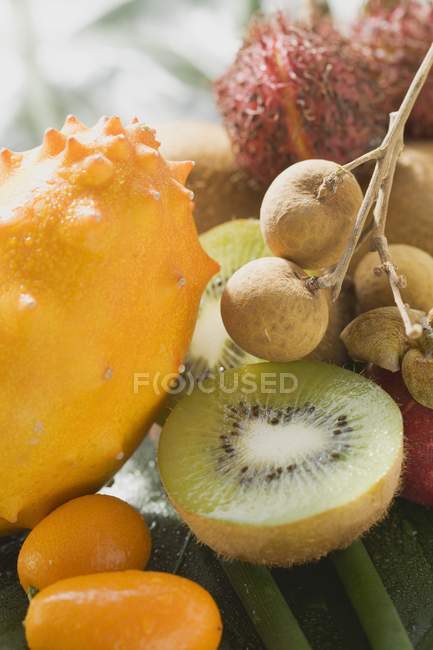Екзотичні фрукти натюрморт — стокове фото