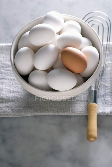 Schüssel mit weißen Eiern — Stockfoto